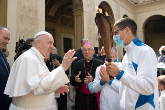 Papa-Francesco-benedizione-fiaccola