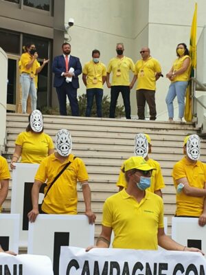 flash-mob-stop-cinghiali-7-300x400