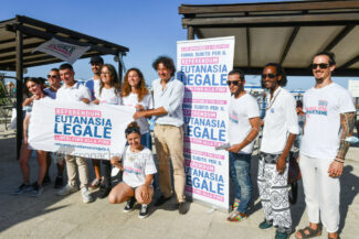 banchetto-referendum-eutanasia-legale-marco-cappato-civitanova-FDM-8-325x217