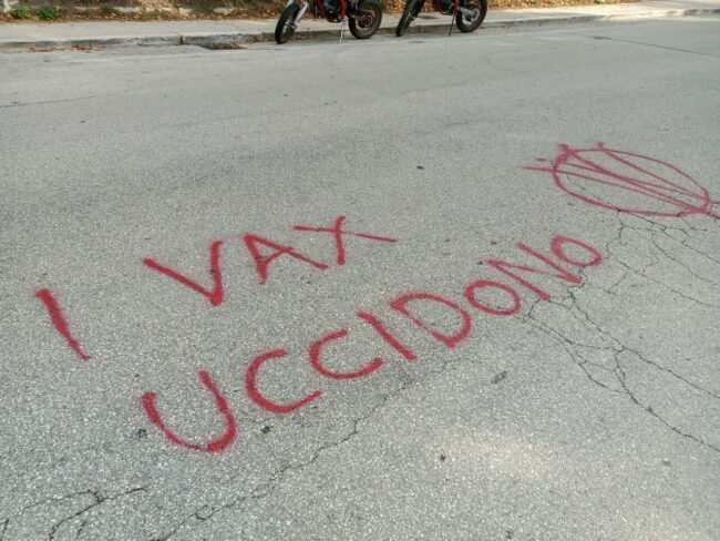 scritte-no-vax-scuole-macerata-1-650x488