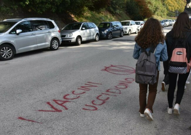 scritte-no-vax-scuole-macerata-2-650x459