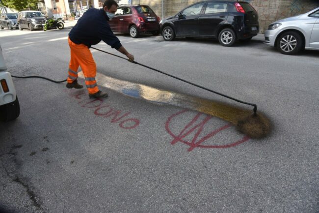 scritte-no-vax-scuole-macerata-3-650x433