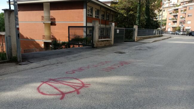 scritte-no-vax-scuole-macerata-5-650x366