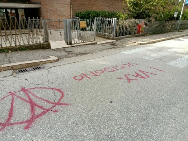 scritte-no-vax-scuole-macerata-7-650x488