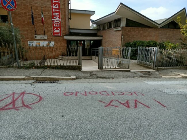 scritte-no-vax-scuole-macerata-8-650x488