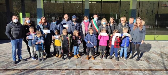 Consegnati i buoni da 300 euro a bambini e bambine della prima elementare |  Cronache Maceratesi