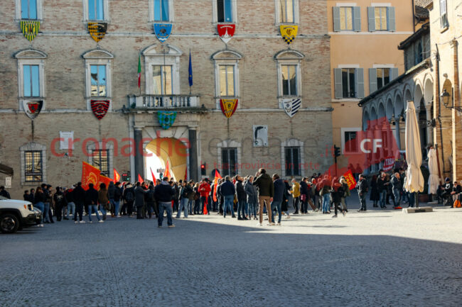 manifestazione-studenti-fermo-lenoci-3-650x433