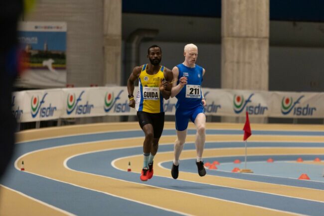 Atleta-con-la-sua-guida