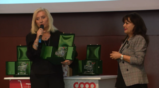 Roberta-Fileni-riceve-premio-Coop-for-Future