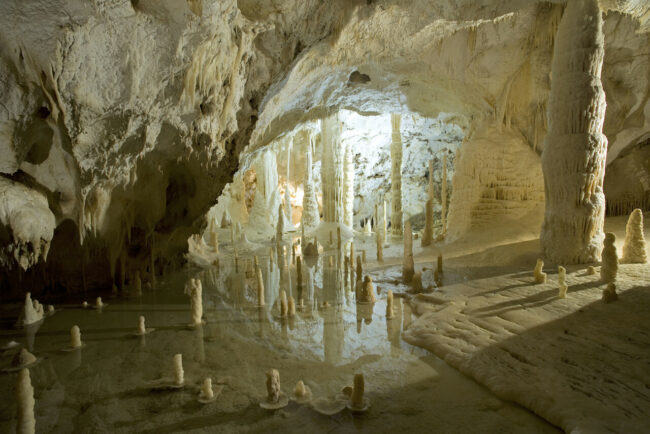Sala-Candeline-Grotte-di-Frasassi-1-650x434