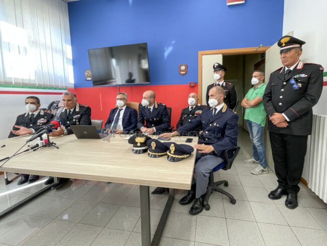 conferenza-omicidio-lungomare-sud-polizia-e-carabinieri-civitanova-FDM-2-650x488