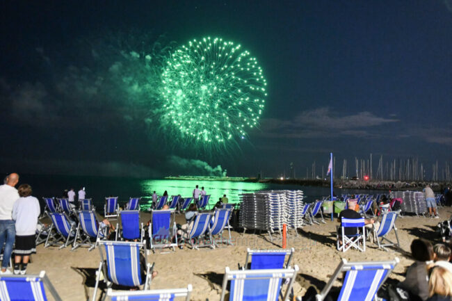 notte di ferragosto fuochi d'artificio spiaggia lungomare centro - civitanova - FDM (3)