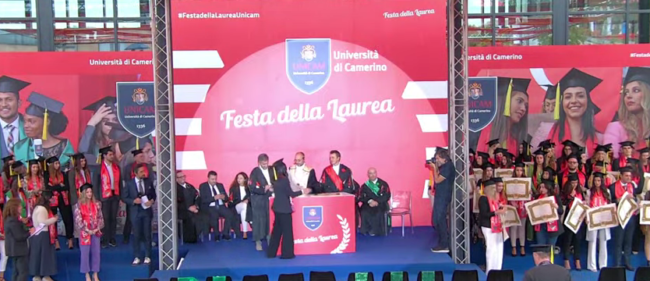 Festa all'americana a Unicam: lancio del tocco per 300 laureati «Niente  tasse per gli studenti alluvionati»