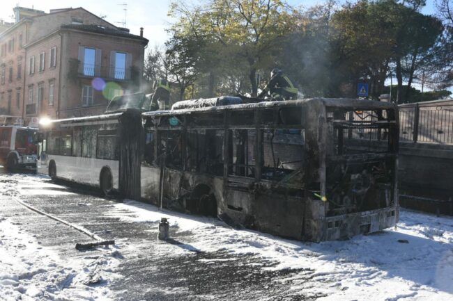 bus-corriera-in-fiamme-in-via-roma-10-650x433