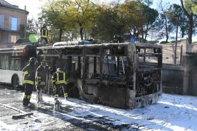 bus-corriera-in-fiamme-in-via-roma-13-650x433