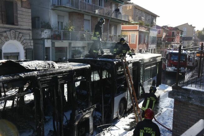 bus-corriera-in-fiamme-in-via-roma-5-650x433