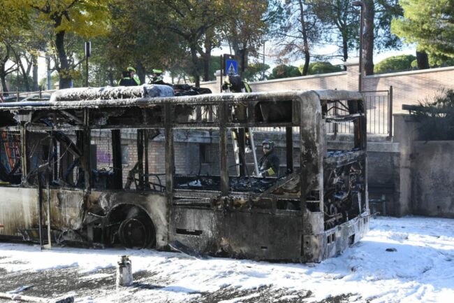 bus-corriera-in-fiamme-in-via-roma-8-650x433