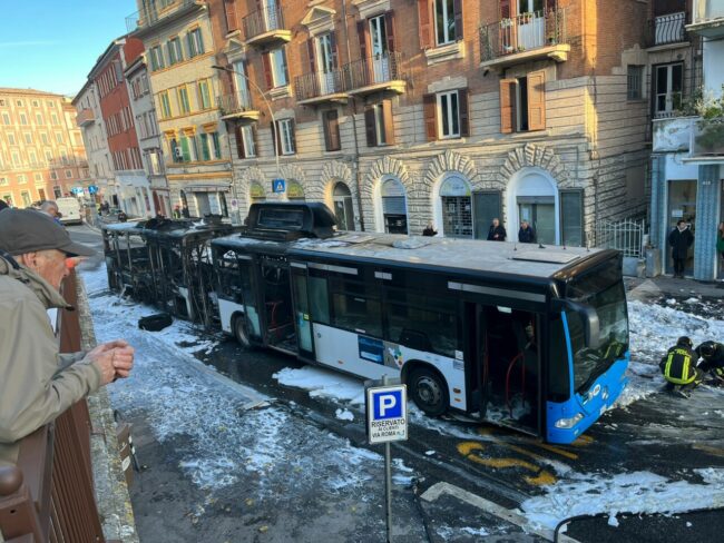 bus-corriera-in-fiamme-via-roma