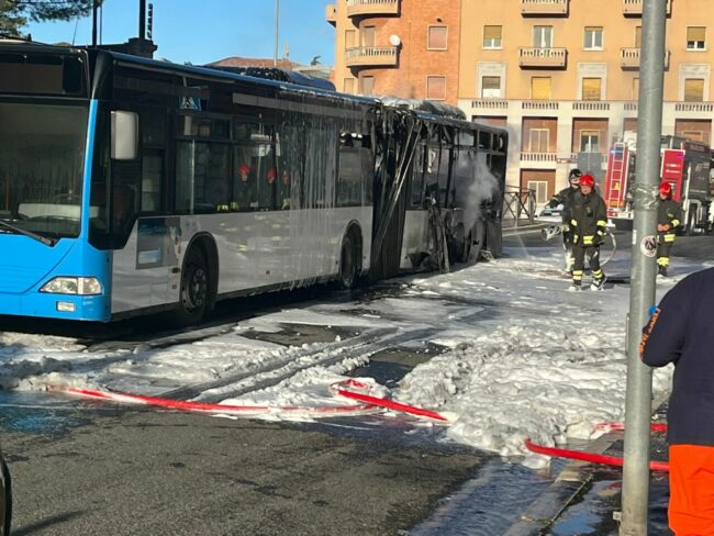 bus-in-fiamme-via-roma-4-650x488