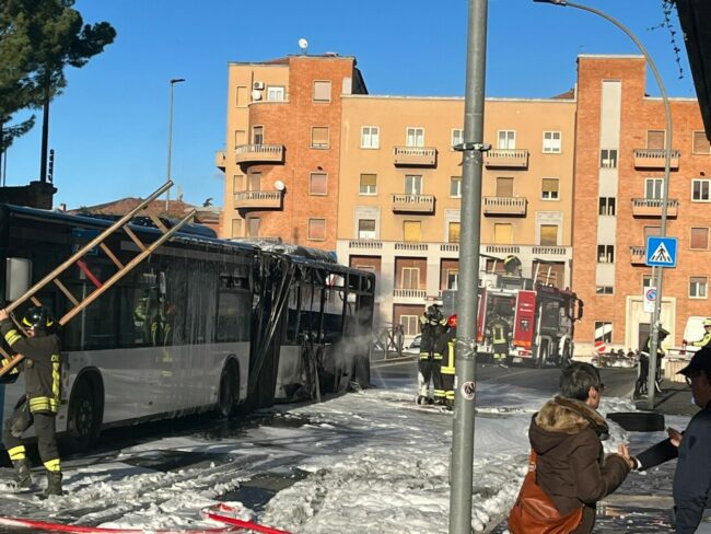 bus-in-fiamme-via-roma-7-650x488
