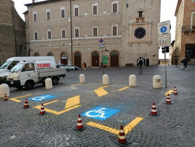 Parcheggio caro mi costi Video Studenti negozianti e residenti