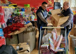 finanza-sequestro-fuochi-dartificio-natale-capodanno-1-325x231