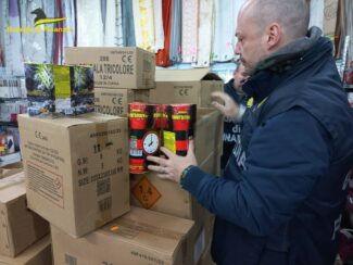 finanza-sequestro-fuochi-dartificio-natale-capodanno-2-325x244