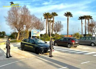 Inscena un blocco stradale per costringere gli automobilisti a fermarsi al  banchetto della limonata delle figlie