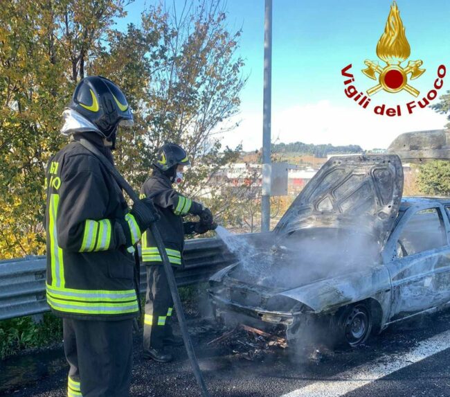 incendio-auto-svincolo-civitanova-e1670762607346-650x573