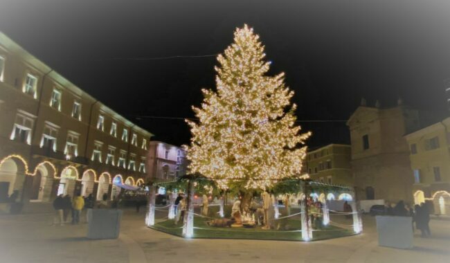 A San Severino il Natale si accende con 33mila luci e il presepe ottagonale  | Cronache Maceratesi