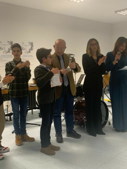 premiazione-degli-alunni-dellIndirizzo-Musicale-dell-Istituto-comprensivo-Raffaello-Sanzio-di-Porto-Potenza-Picena-5-488x650