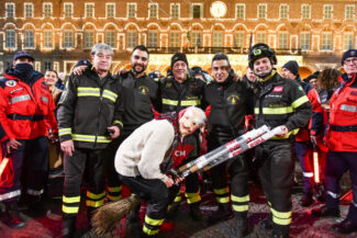 arrivo-della-befana-in-piazza-xx-settembre-civitanova-FDM-14-325x217