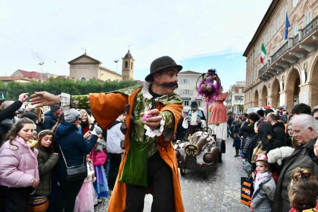 Civitanova Marche: al Centro Sociale ANCeSCAO si festeggia il Carnevale con  l'antico Gioco della Pentolaccia