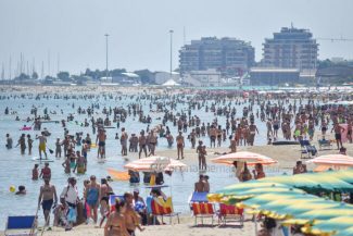 mare-spiaggia-affollata-luglio-estate-2022-lungomare-nord-civitanova-FDM-7-650x434-1-325x217