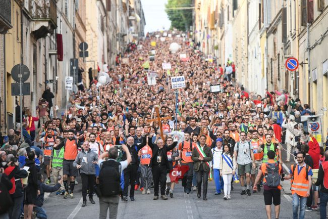 pellegrinaggio-macerata-loreto-2023-arrivo-a-loreto-FDM-13-650x433