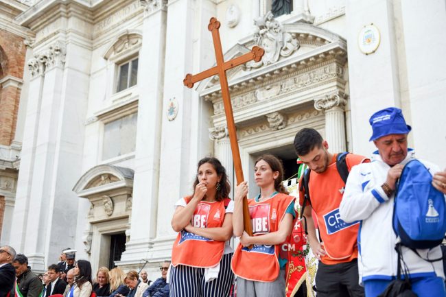 pellegrinaggio-macerata-loreto-2023-arrivo-a-loreto-FDM-18-650x433