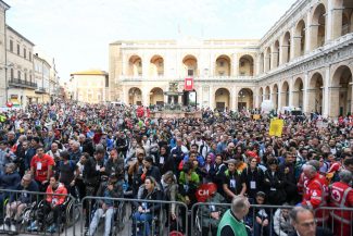 pellegrinaggio-macerata-loreto-2023-arrivo-a-loreto-FDM-21-325x217