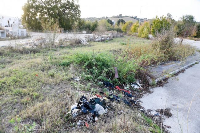 Valleverde erbacce e degrado nella Silicon Valley di Parcaroli Foto C e anche chi ci scarica l amianto Cronache Maceratesi