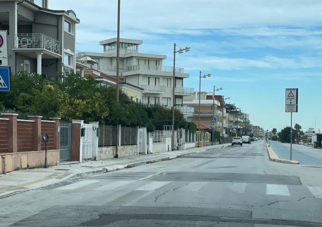 parcheggi bianchi e blu in centro - lungomare nord - FDM (2)