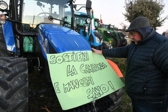 protesta-agricoltori-trattori-11-650x433
