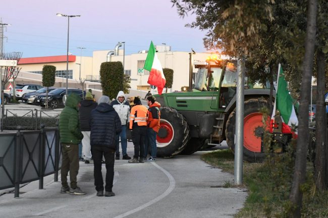 protesta-agricoltori-trattori-13-650x433