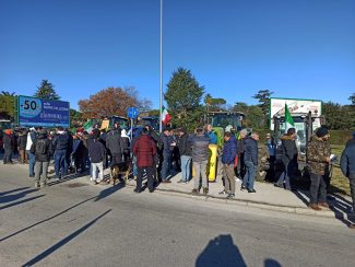 protesta-agricoltori-trattori-3-325x244