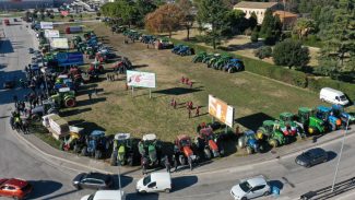 protesta-agricoltori-trattori-5-325x183