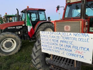 protesta-agricoltori-trattori-8-325x244