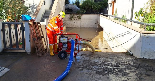 volontario-Anpas-Marche-con-motopompa-alluvione-Toscana1-650x341