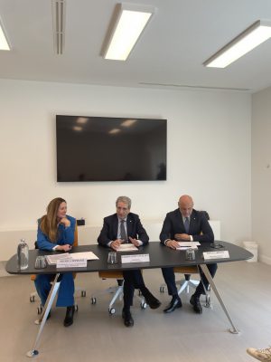 Conferenza-stampa-1-300x400