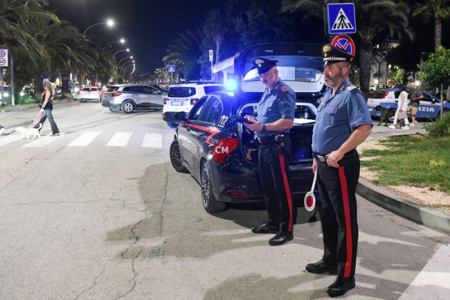 controlli-carabinieri-movida-lungomare-sud-archivio-arkiv-civitanova-FDM-1-650x433