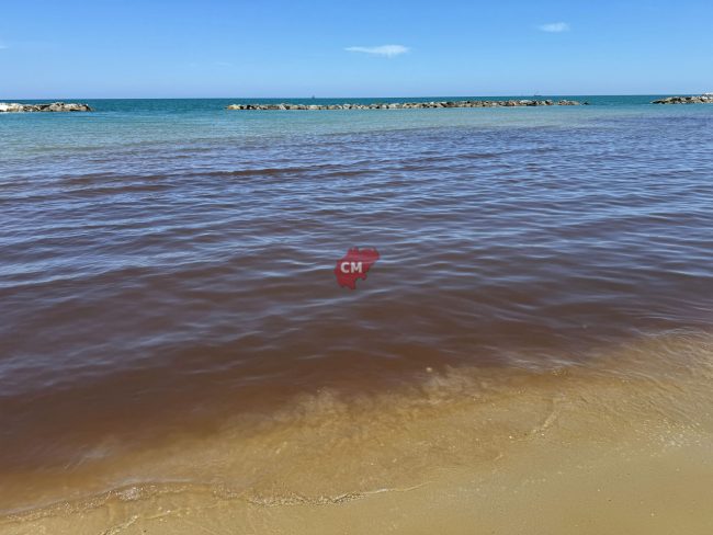 sversamento fosso maranello chiazza in acqua arpam - lungomare centro - civitanova - FDM (5)