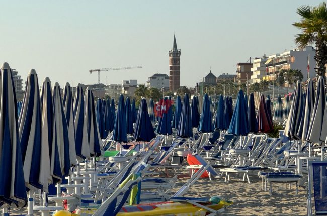 sciopero balneari ombrelloni chiusi contro bolkenstein - chalet re sole - civitanova - FDM (14)