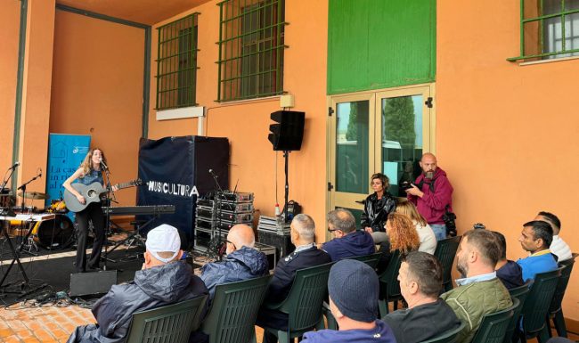 Esibizione-di-Helle-vincitrice-del-Premio-dei-detenuti-